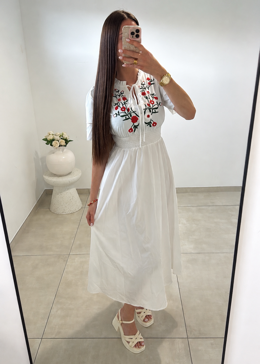 Robe à broderies florales
